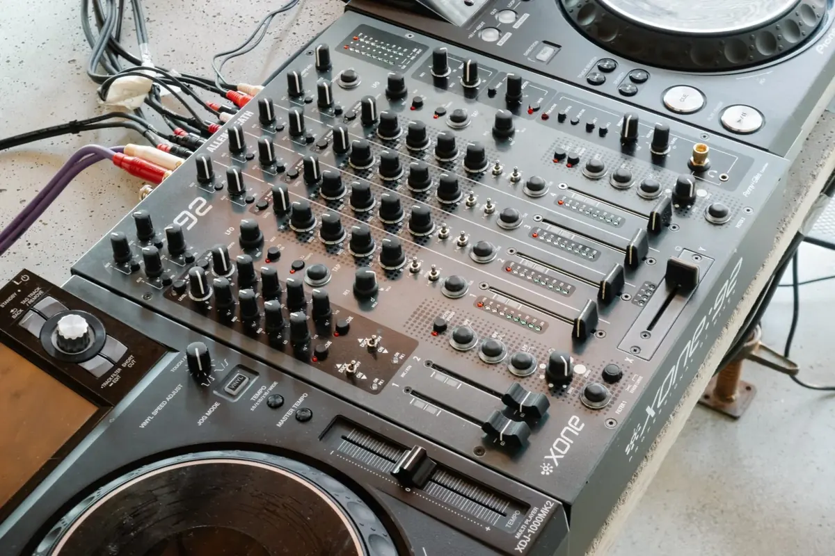 Mischpult und DJ-Decks bei GIRI