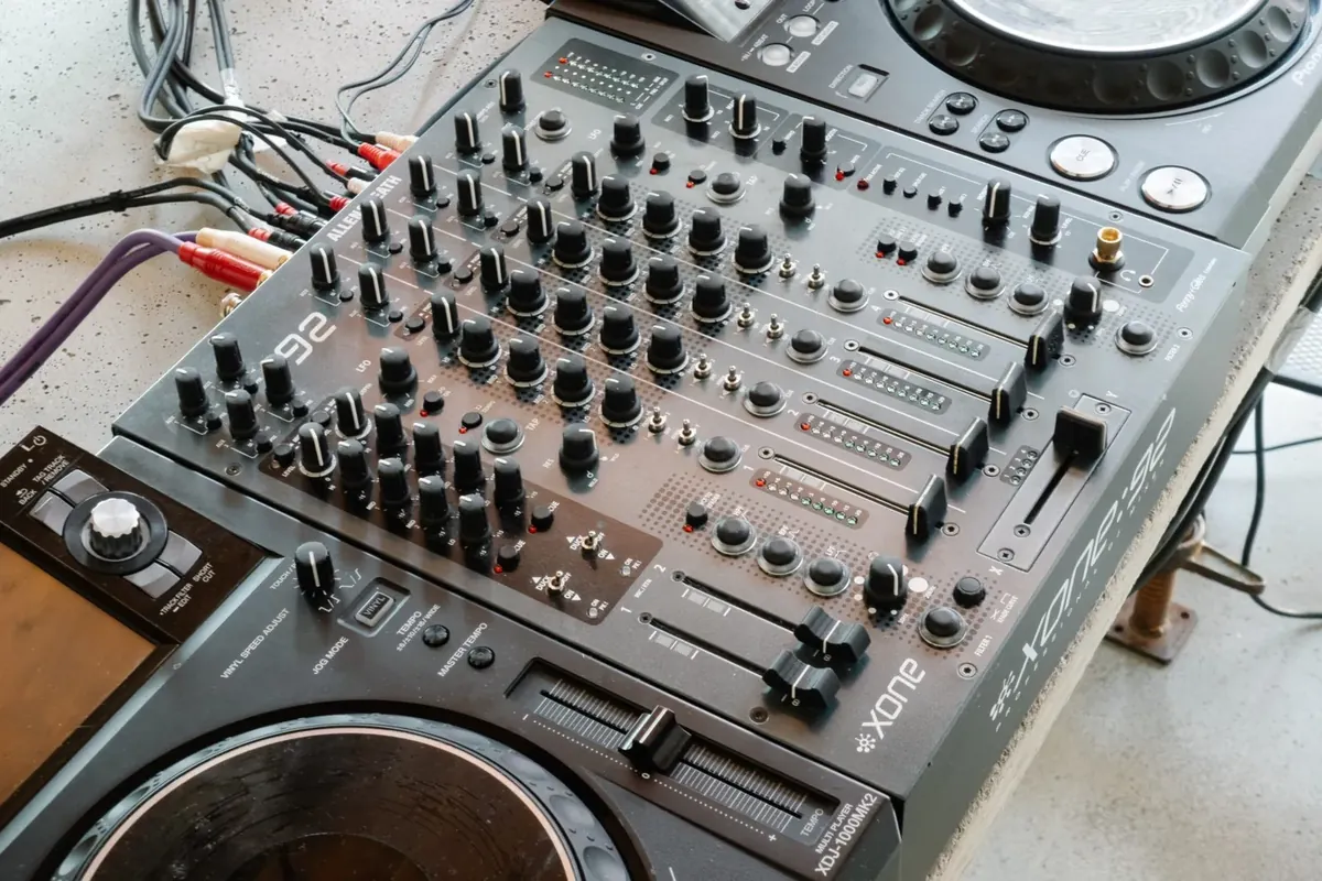 Mischpult und DJ-Decks bei GIRI
