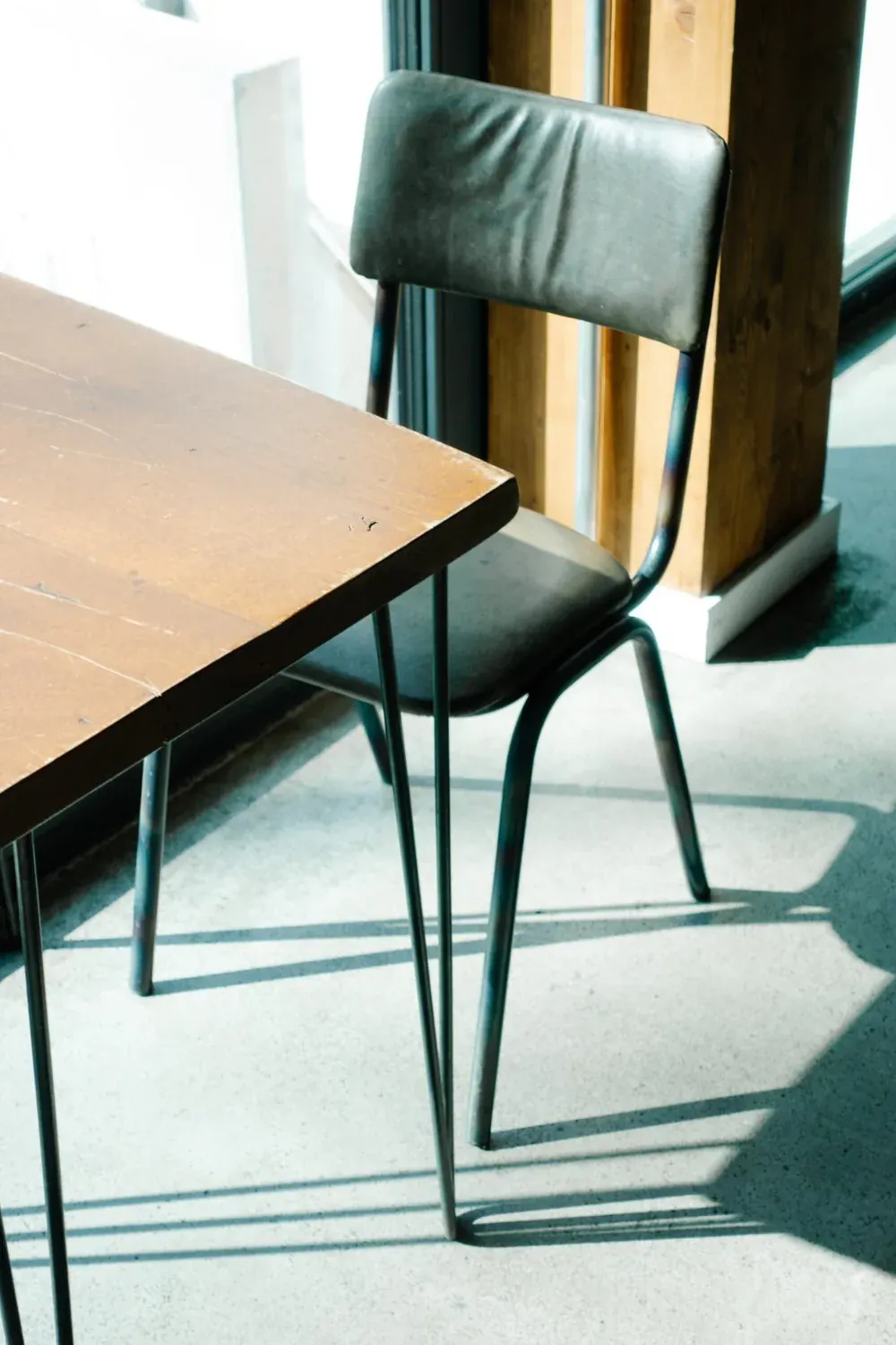 Sonnenlicht auf einem Tisch und Stuhl bei GIRI